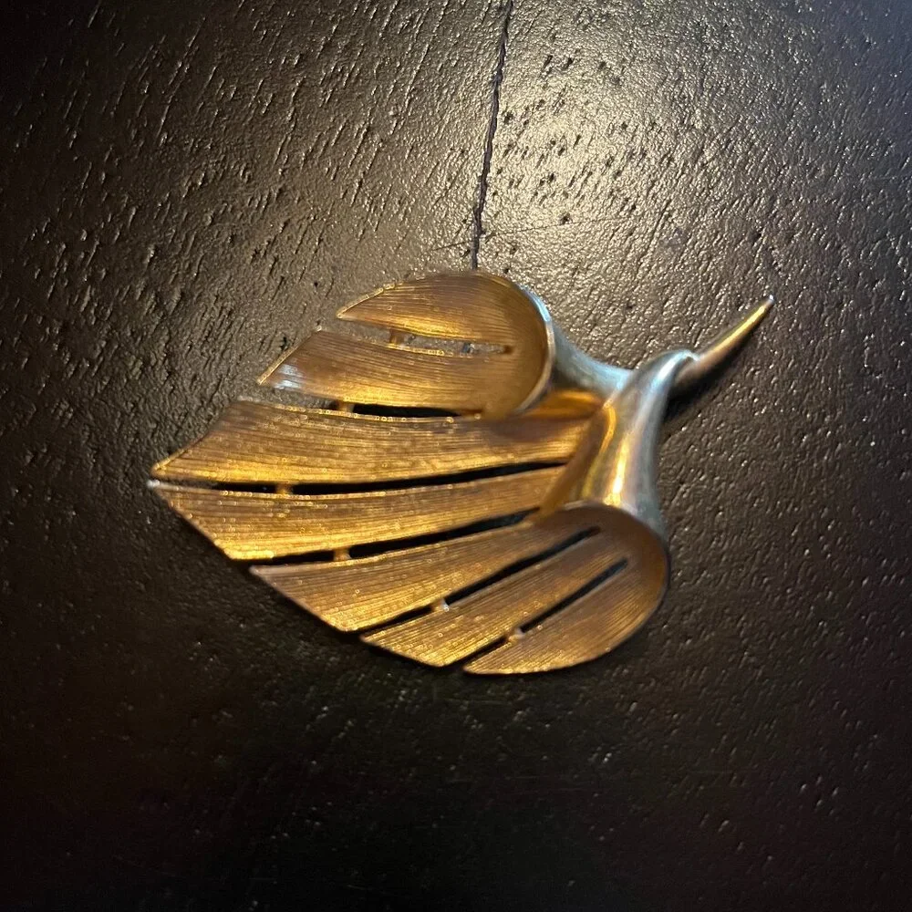Vintage Gold Tone Textured Leaf Brooch